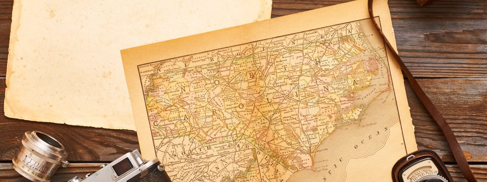 Literatura podróżnicza - od reportażu do bloga 1 vintage-cameras-and-lenses-on-antique-xix-century-2024-10-18-07-47-30-utc