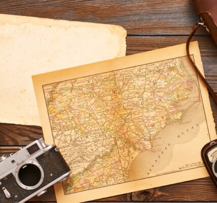 Literatura podróżnicza - od reportażu do bloga 5 vintage-cameras-and-lenses-on-antique-xix-century-2024-10-18-07-47-30-utc