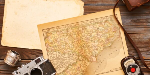 Literatura podróżnicza - od reportażu do bloga 8 vintage-cameras-and-lenses-on-antique-xix-century-2024-10-18-07-47-30-utc