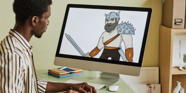 Między słowem a obrazem – jak tworzyć powieści graficzne 7 mężczyzna tworzący komiks