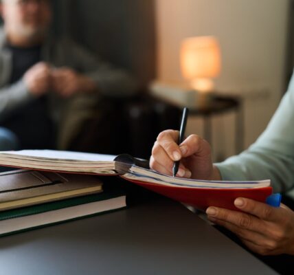 Jak pisać zakończenia, które zostają w pamięci? 5 pisarka kończąca książkę