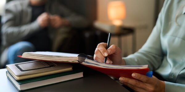 Jak pisać zakończenia, które zostają w pamięci? 5 pisarka kończąca książkę