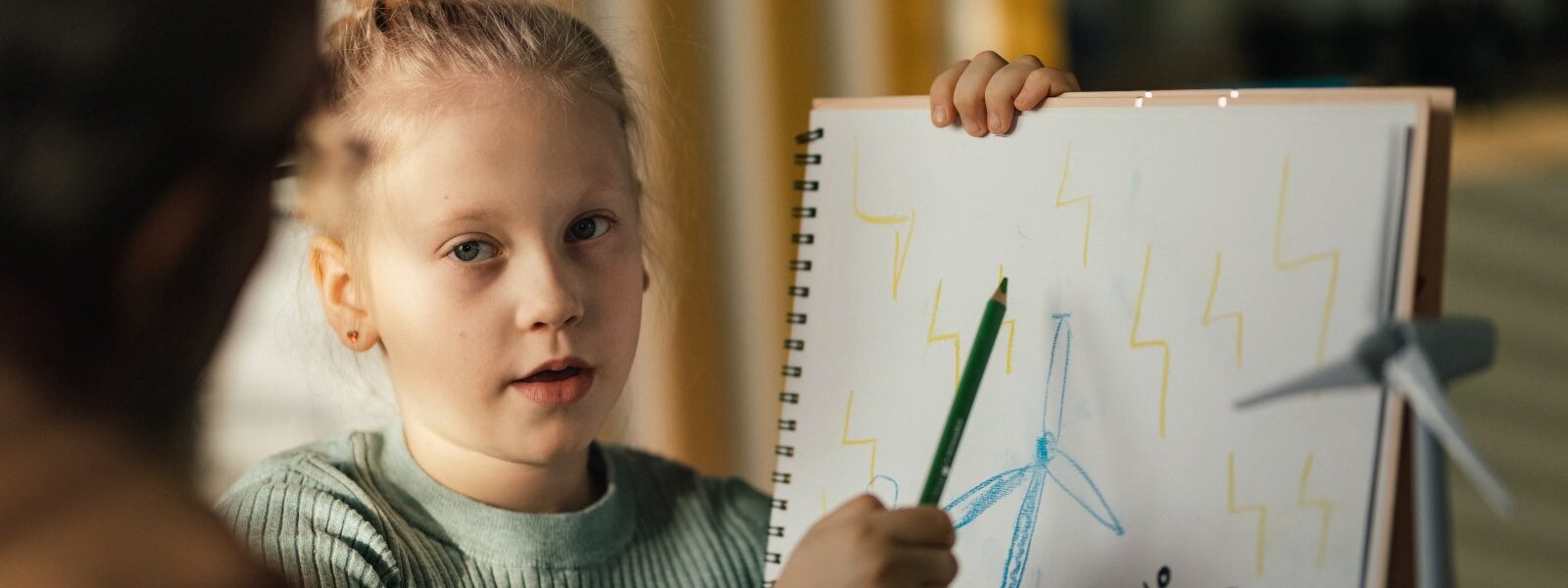 dziewczynka z rysunkiem