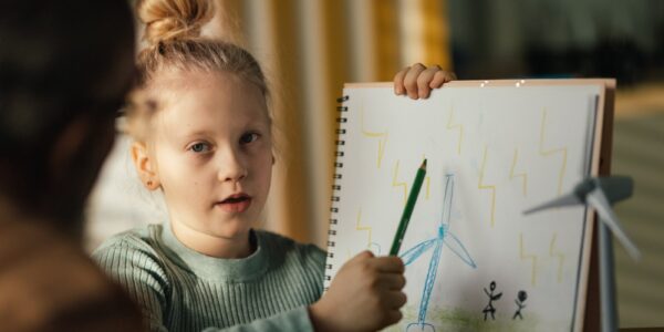 Opowieść z perspektywy dziecka – jak oddać dziecięcy głosok 4 dziewczynka z rysunkiem