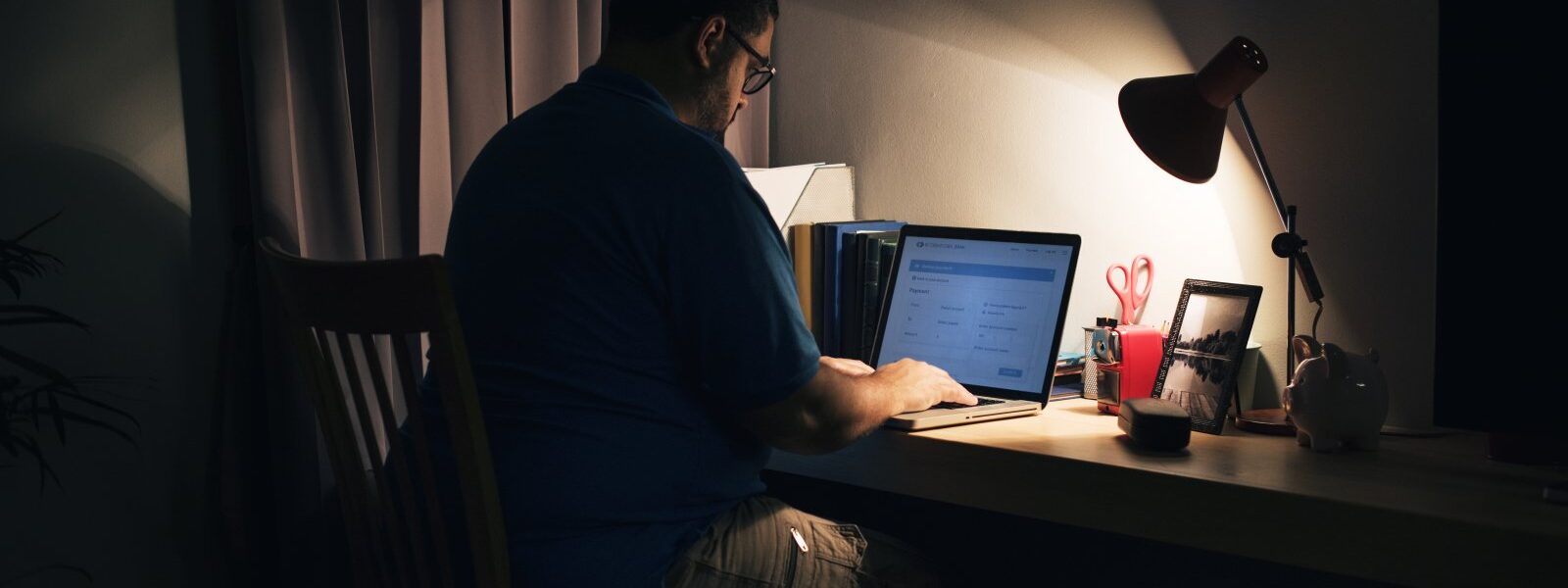 pisarz pracujący w nocy