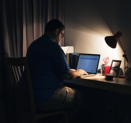 pisarz pracujący w nocy