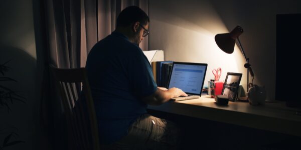 Sztuka autofikcji – kiedy życie miesza się z literaturą 6 pisarz pracujący w nocy