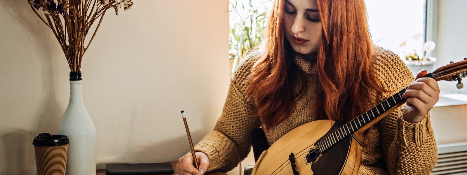 Jak pisać teksty piosenek – między poezją a muzyką 1 dziewczyna tworząca piosenkę