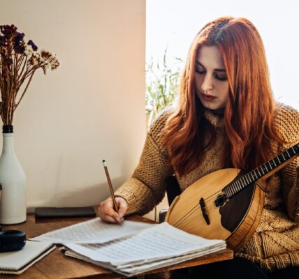 dziewczyna tworząca piosenkę