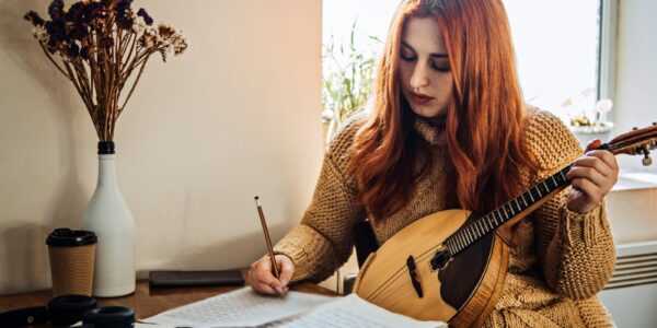 Jak pisać teksty piosenek – między poezją a muzyką 10 dziewczyna tworząca piosenkę