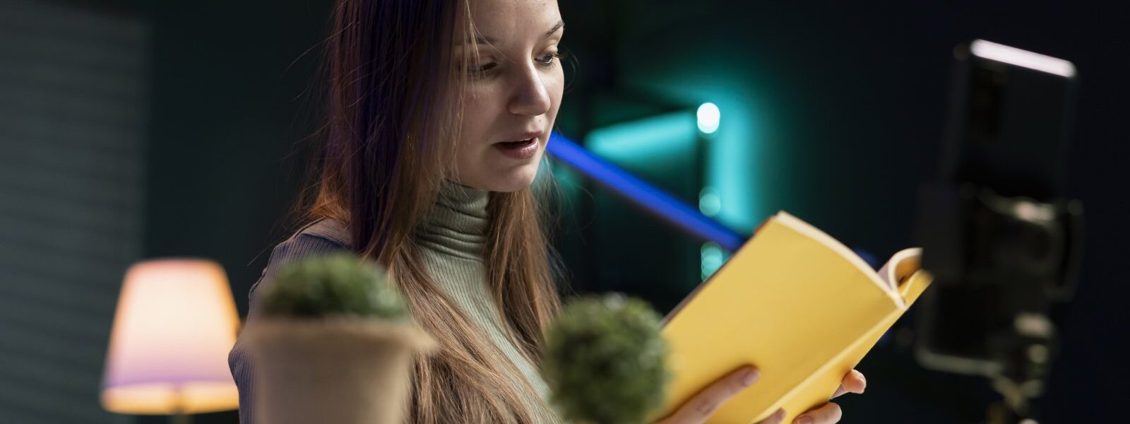 Dialog jako narzędzie napięcia – jak mówić, żeby nie mówić wszystkiego 1 dziewczyna czytająca książkę