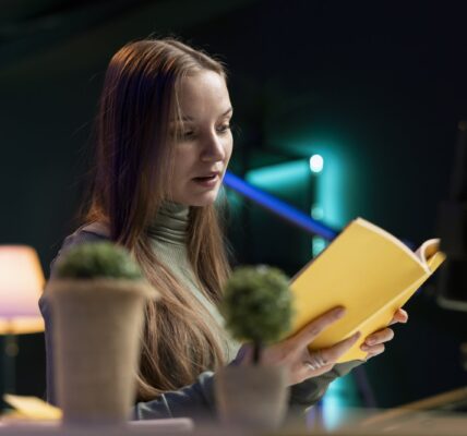 Dialog jako narzędzie napięcia – jak mówić, żeby nie mówić wszystkiego 3 dziewczyna czytająca książkę