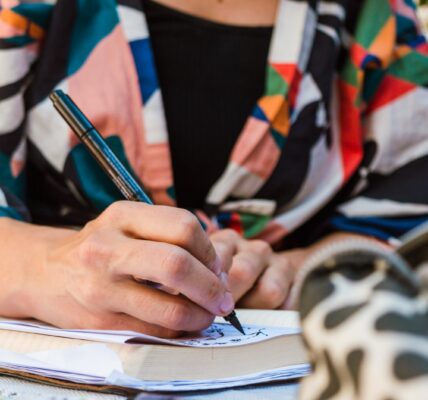 Narracja nielinearna – jak złamać chronologię i nie zgubić czytelnika 5 ręka pisarki