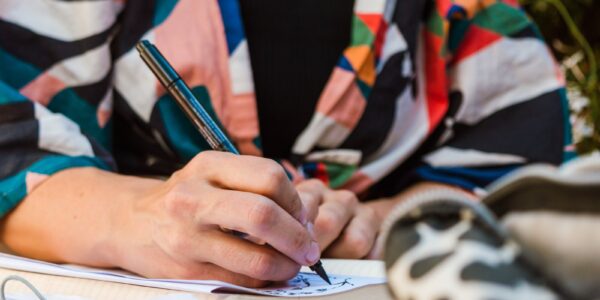 Narracja nielinearna – jak złamać chronologię i nie zgubić czytelnika 3 ręka pisarki