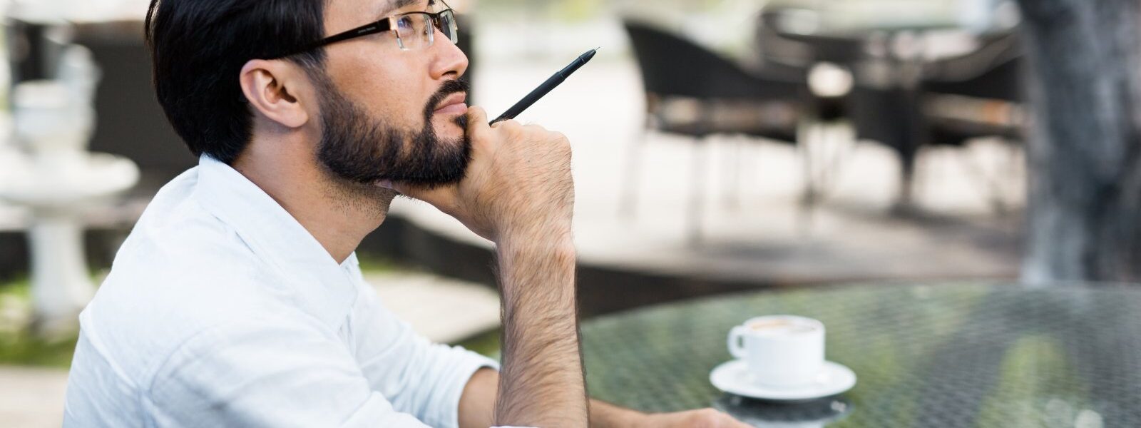 Pisanie monologu wewnętrznego – jak oddać myśli bohatera 1 rozmyślający pisarz