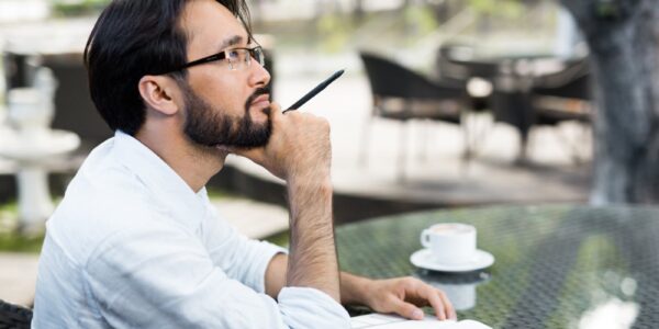 Pisanie monologu wewnętrznego – jak oddać myśli bohatera 1 rozmyślający pisarz