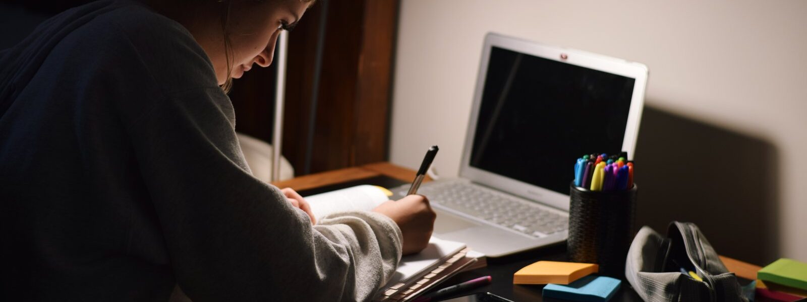 Pisanie do szuflady – jak odnaleźć motywację do publikacji 1 kobieta pisząca książkę