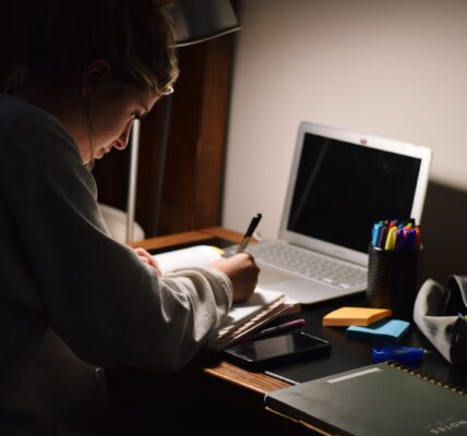 Pisanie do szuflady – jak odnaleźć motywację do publikacji 4 kobieta pisząca książkę