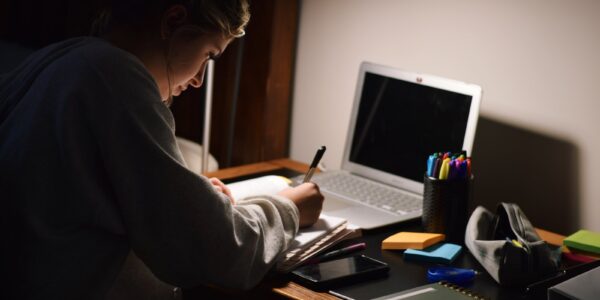 Pisanie do szuflady – jak odnaleźć motywację do publikacji 4 kobieta pisząca książkę