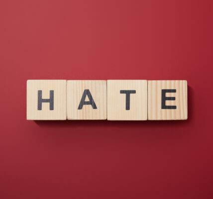 Kryzys wizerunkowy w sieci krok po kroku: co robić, gdy pojawiają się oszczerstwa i pomówienia 3 Etyka w zawodach zaufania publicznego: dlaczego dziś reputacja jest częścią pracy