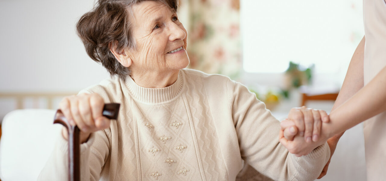 Praca w opiece z zamieszkaniem: co powinno być jasno opisane w ofercie