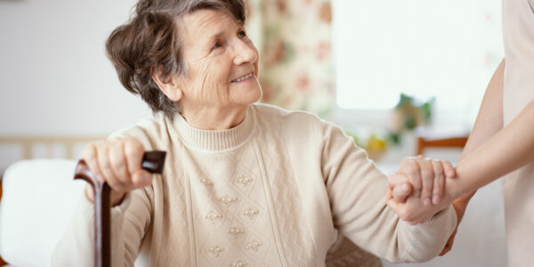 Praca w opiece z zamieszkaniem: co powinno być jasno opisane w ofercie