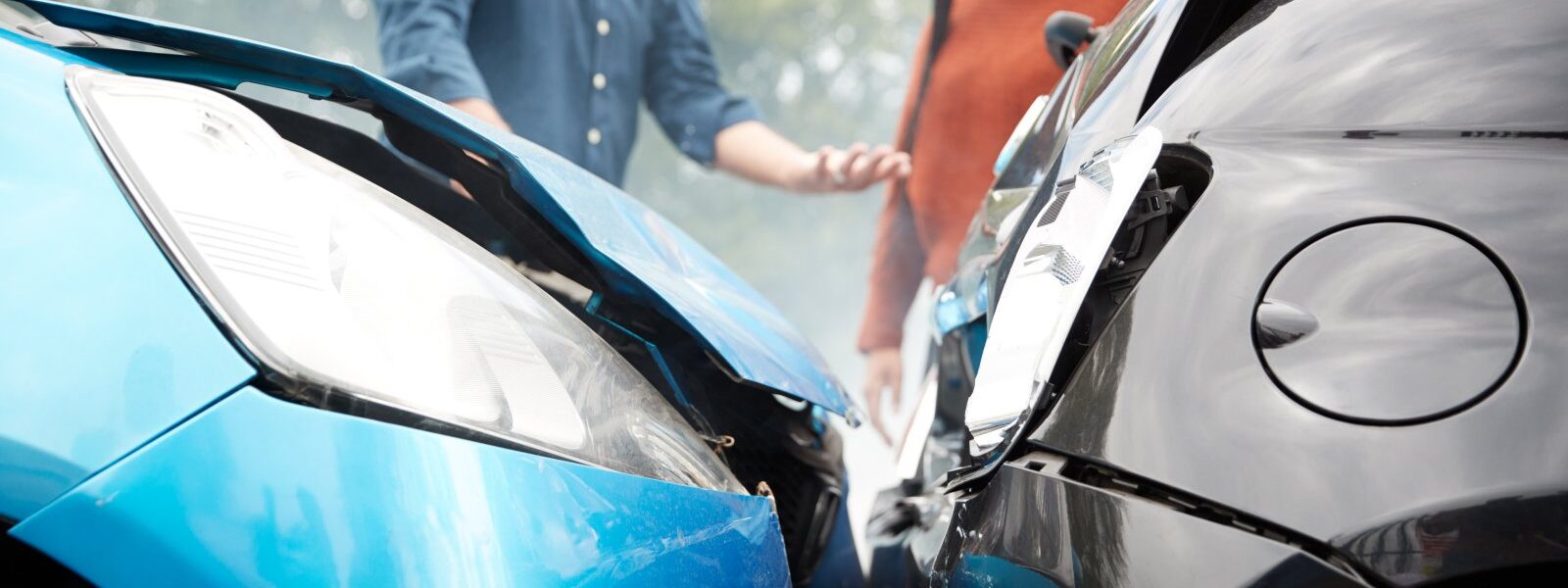 Kiedy kierowca może stracić ochronę z polisy OC? 1 aftermath of car crash two adults looking on 2026 03 10 03 15 44 utc