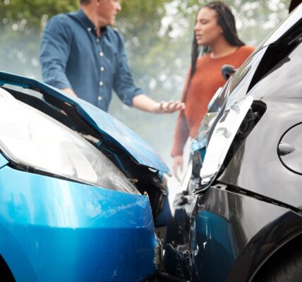 Kiedy kierowca może stracić ochronę z polisy OC? 4 aftermath of car crash two adults looking on 2026 03 10 03 15 44 utc