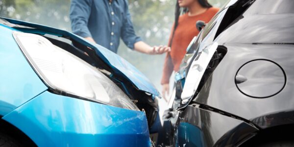 Kiedy kierowca może stracić ochronę z polisy OC? 17 aftermath of car crash two adults looking on 2026 03 10 03 15 44 utc