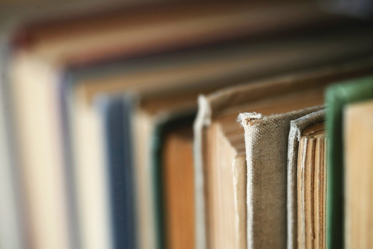 Dlaczego prawdziwe miasta są najlepszym tłem dla historii o zbrodniach i tajemnicach?