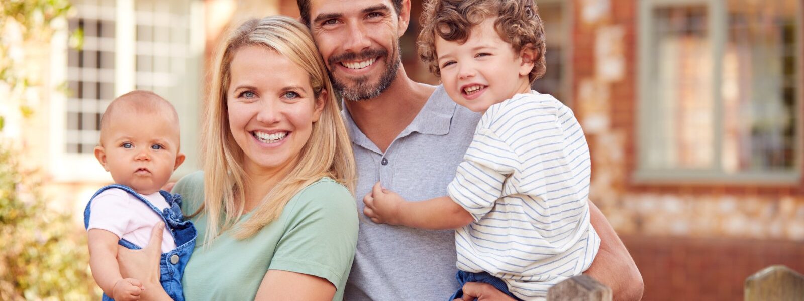 Ubezpieczenie na życie – na co zwrócić uwagę przed podpisaniem umowy? 1 portrait of smiling family standing by gate outsid 2026 03 10 04 48 28 utc