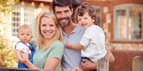 Ubezpieczenie na życie – na co zwrócić uwagę przed podpisaniem umowy? 18 portrait of smiling family standing by gate outsid 2026 03 10 04 48 28 utc