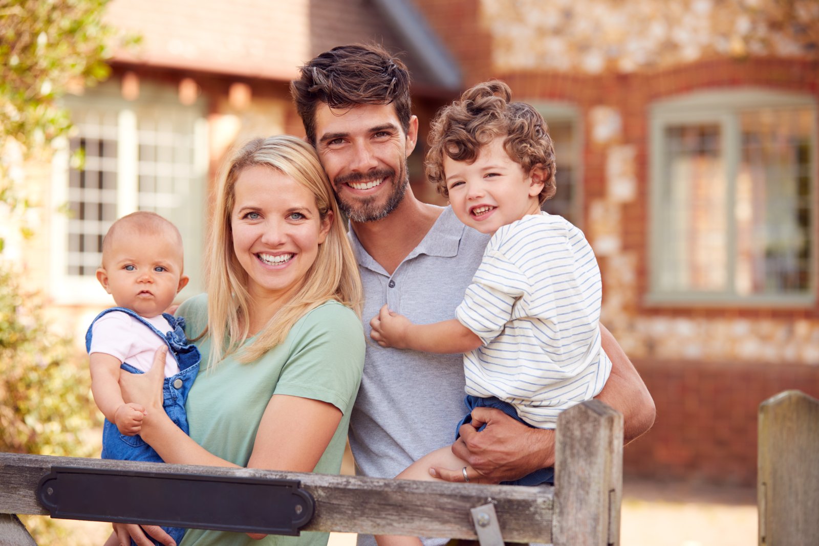 Ubezpieczenie na życie – na co zwrócić uwagę przed podpisaniem umowy? 6 portrait of smiling family standing by gate outsid 2026 03 10 04 48 28 utc