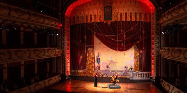 Dlaczego warto regularnie sprawdzać repertuar warszawskich teatrów?