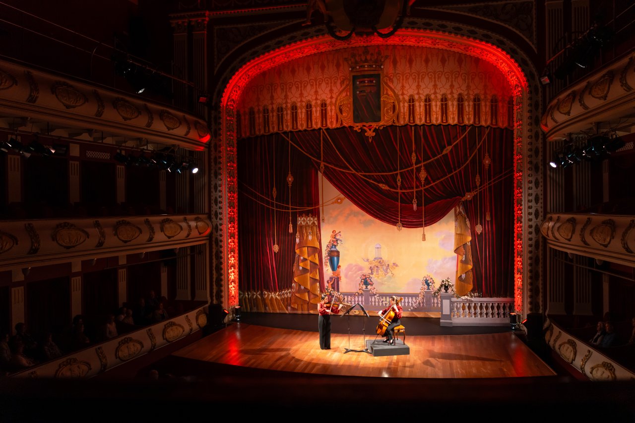 Dlaczego warto regularnie sprawdzać repertuar warszawskich teatrów?