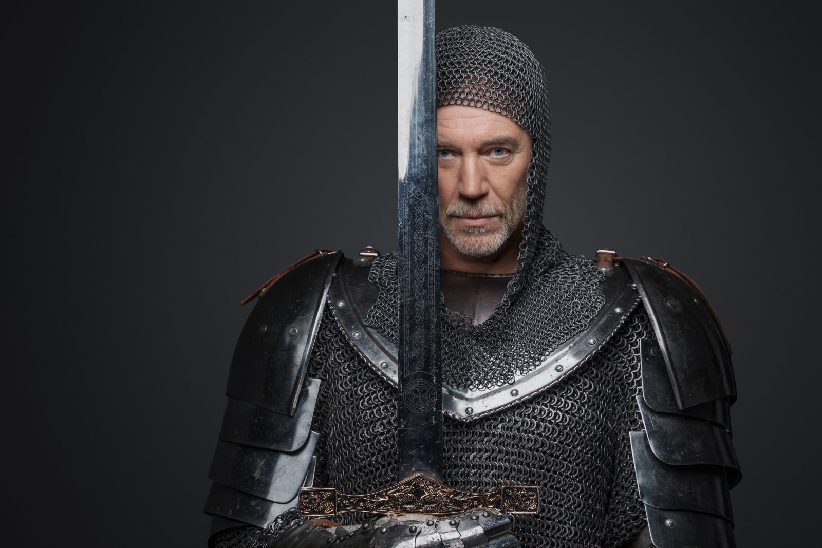 Dlaczego warto zaczynać Wiedźmina od opowiadań? O rytmie, bohaterach i wejściu do sagi 5 man in chainmail holding sword in studio 2026 09 23 03 25 12 utc