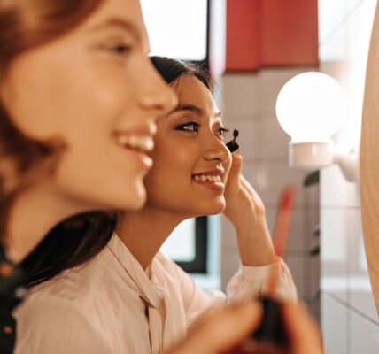 Prezent, który daje chwilę dla siebie – jak świadomie wybierać kosmetyki dla mamy po 30. roku życia? 6 women applying makeup together in bright bathroom 2026 09 24 02 47 44 utc